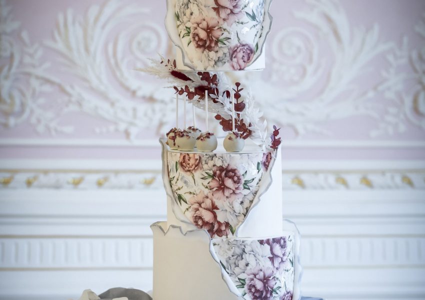 Hochzeitstorte-wedding-cake-white-flower-red-Weiss-rot-Blumen-Liebesleuchten-Fotografie-2-1-2048x1639